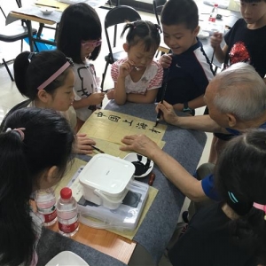 松江區(qū)新橋鎮(zhèn)僑之家開展暑期未成年人書畫活動