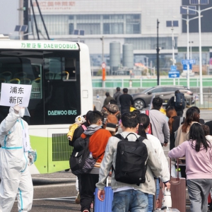 在上海市級、區(qū)級方艙內(nèi)，援滬醫(yī)療隊、本地醫(yī)療隊夜以繼日奮戰(zhàn) 正循環(huán)！出院出艙數(shù)首超新增數(shù)